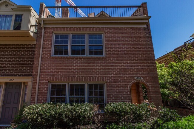 Building Photo - Beautiful 3 Bedroom 3/2 Bath Brick End Uni...