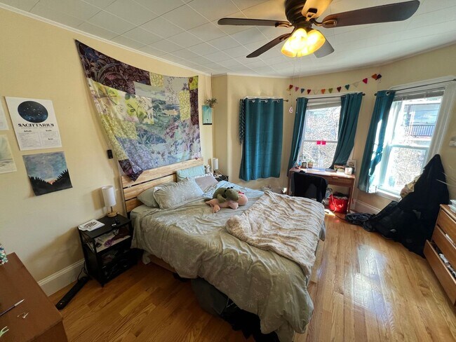 Building Photo - EXTEMELY NICE SOMERVILLE 4 BED!!!