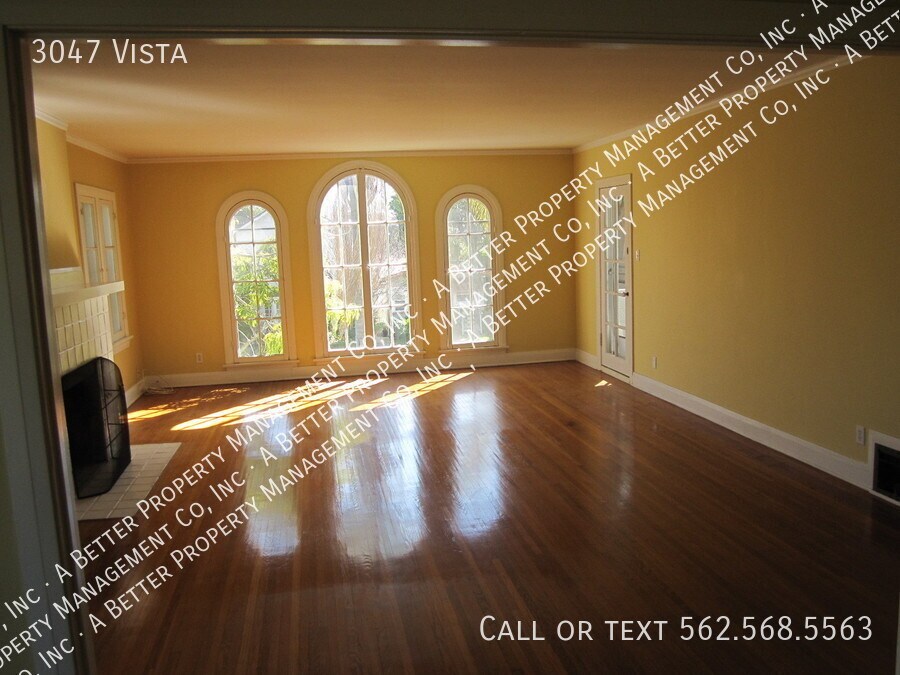 Primary Photo - LARGE Classic unit w/hardwood floors, dini...