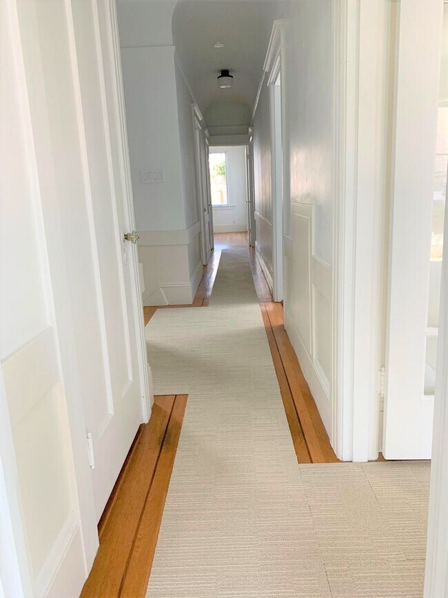 Building Photo - 2BR/1BA Spacious Valencia Corridor Luxury ...