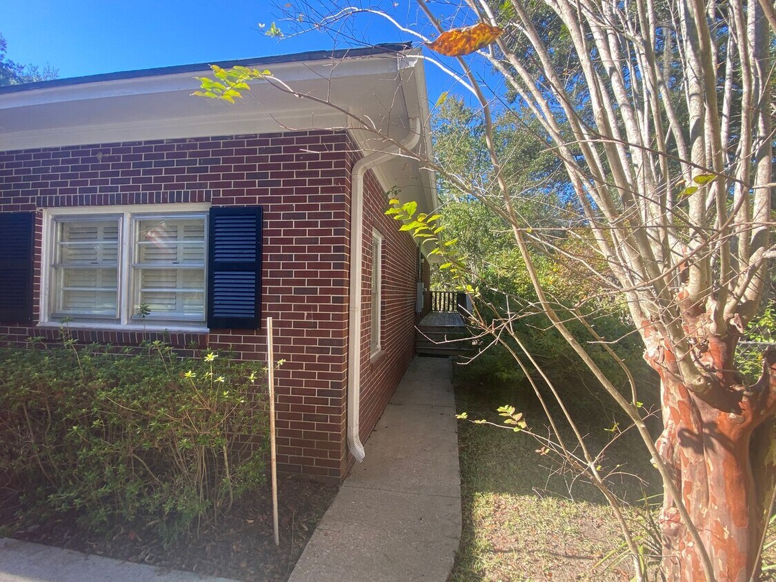 Building Photo - For Rent – 3 Bed / 2.5 Bath Home | $1,400/month  Recently updated and move-in ready 3-bedroom, 2....