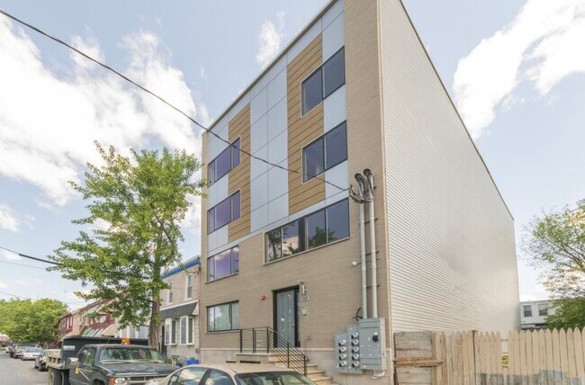 Building Photo - 1829 E Sergeant St
