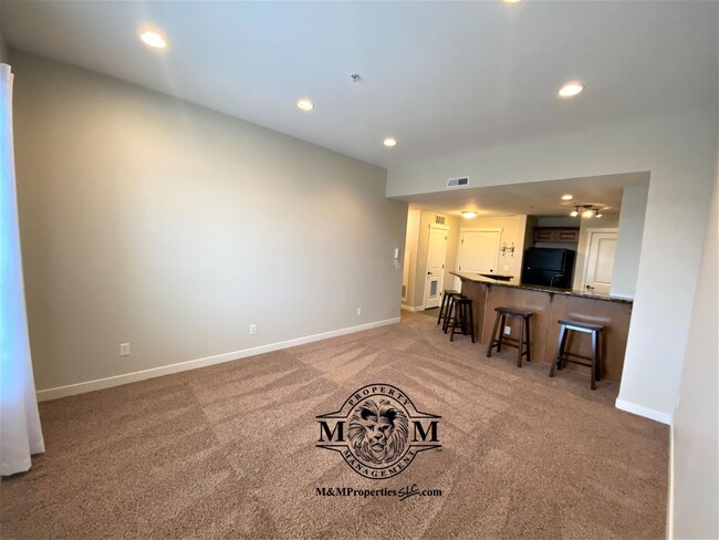 Building Photo - Beautiful Top Floor 2 Bed 2 Bath Condo in ...