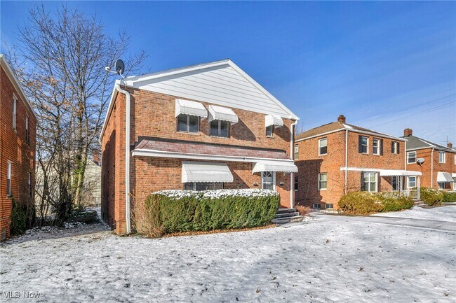 Building Photo - 420 E 222nd St