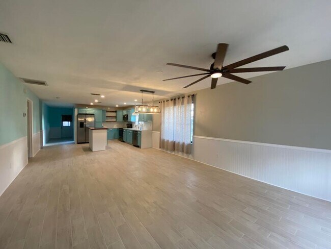 Building Photo - 3/2 Pool Home in Fairway Estates