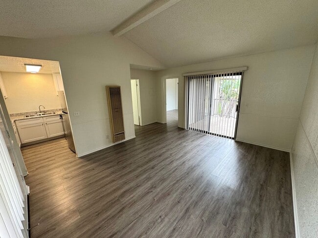Building Photo - Upgraded West Ventura Apartment with Balcony