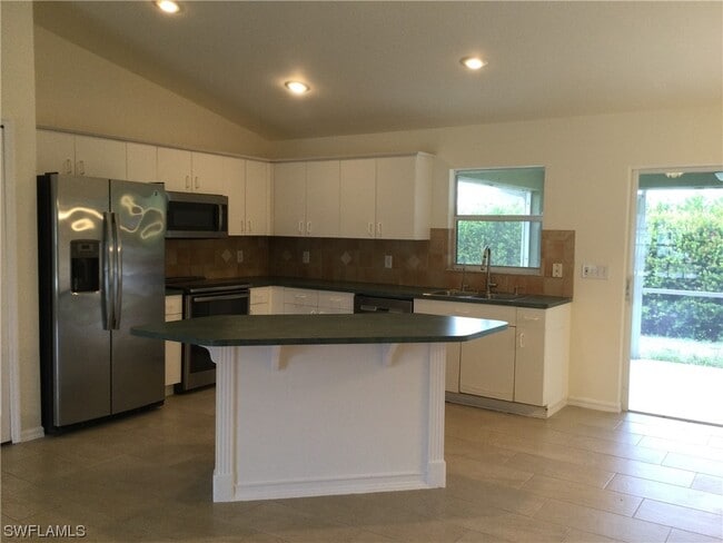 Building Photo - 17572 Phlox Dr