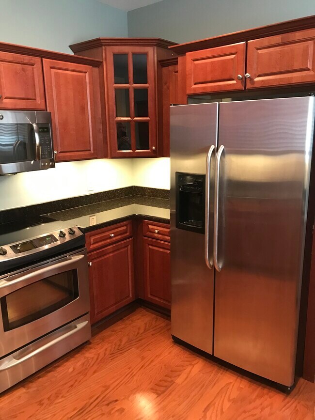 Kitchen - 1025 Cumberland Park Dr