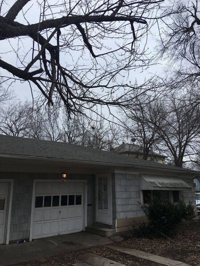 Building Photo - 704 N High St