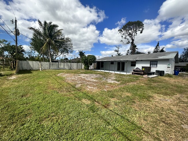 Building Photo - 9044 Pineapple Rd