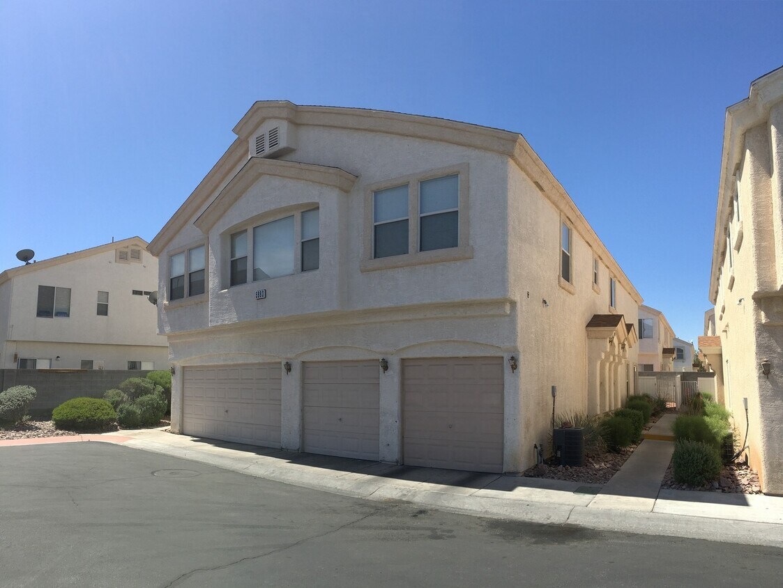 Primary Photo - Gorgeous 2Bed/2.5Bath, 2-Story Town-Home l...