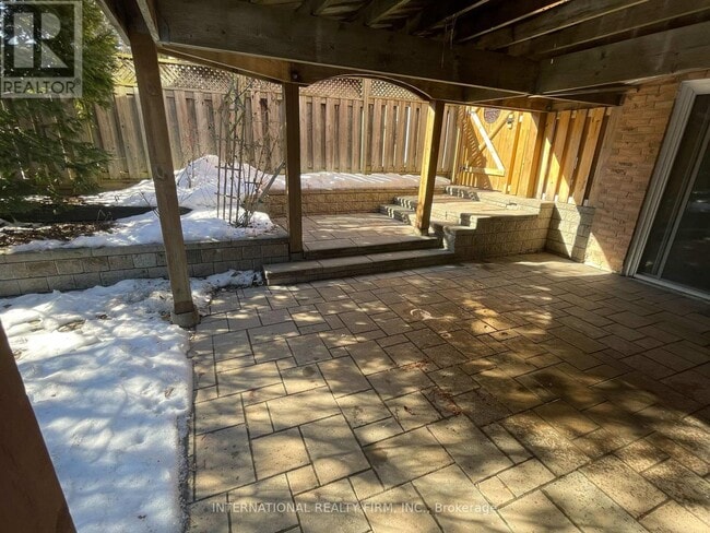 Building Photo - 141 Kemano Rd