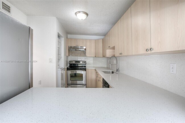 Building Photo - 10000 NW 80th Ct