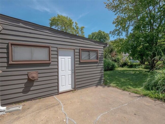 Building Photo - Welcome to 8264 Morganford!