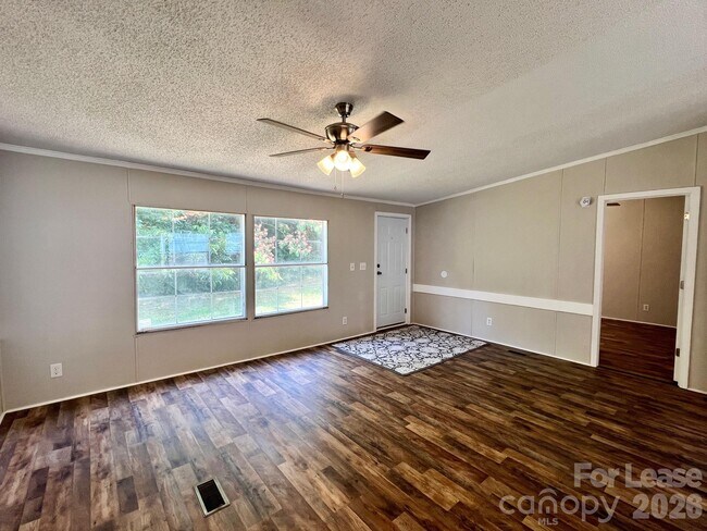 Foto del edificio - 4667 Jack Brown Rd
