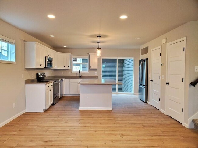 Building Photo - 913 Blue Crane Run