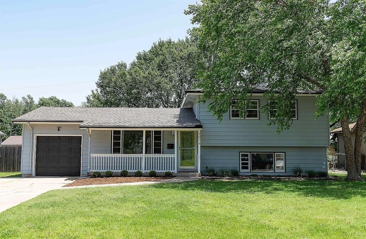 Primary Photo - Spacious 4-Bedroom / 2-Bath Home in Wichit...