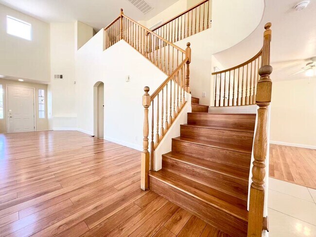 Foto del edificio - 9891 Ridge Hill Ave