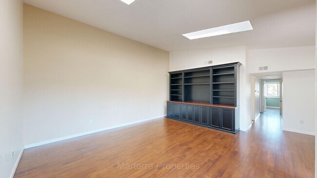 Foto del edificio - Amazing 2nd Floor Home for 55-Plus in Huntington Landmark Adult Community