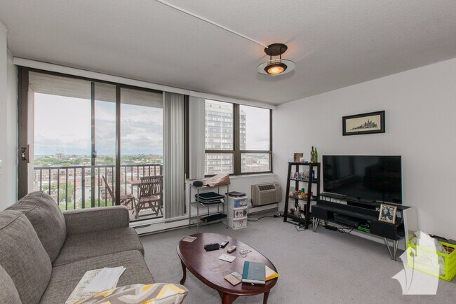 Foto del edificio - 2740 N Pine Grove Ave