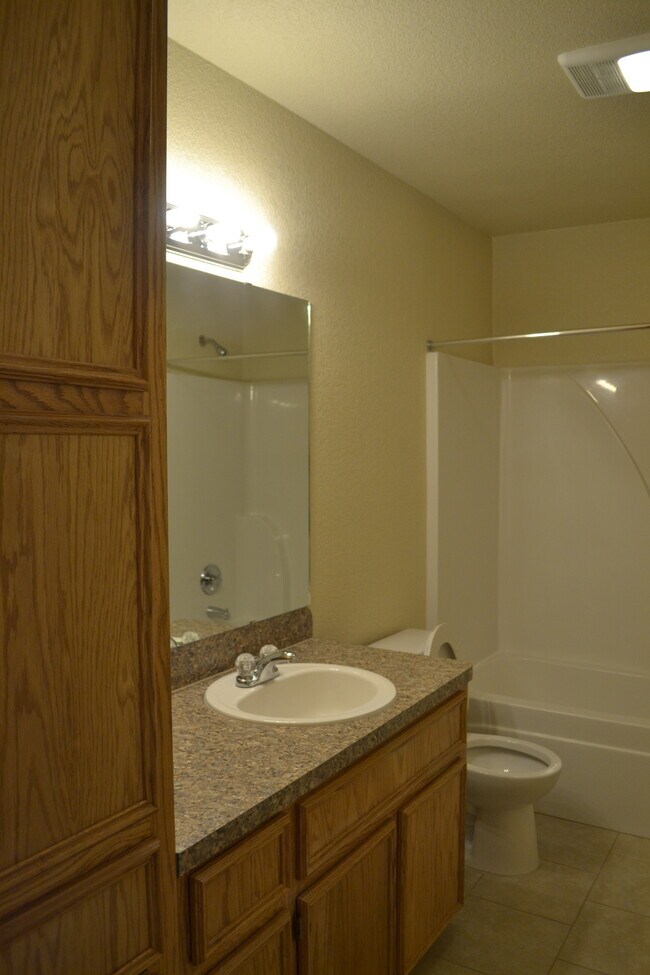 Baño completo n.° 1. - 220 Ryan Cir