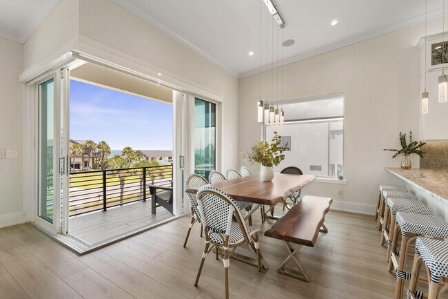 Foto del edificio - 3538 N Ocean Shore Blvd