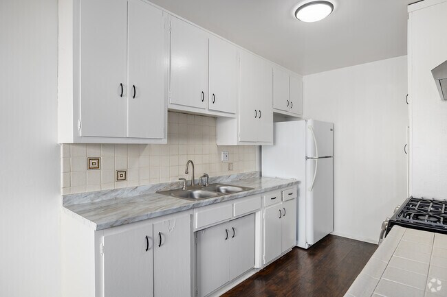 2 habitaciones, 2 baños - 900 pies cuadrados - Cocina - 740 S. St. Andrews Place