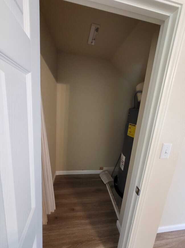 Entryway closet - 4618 Senda Ln