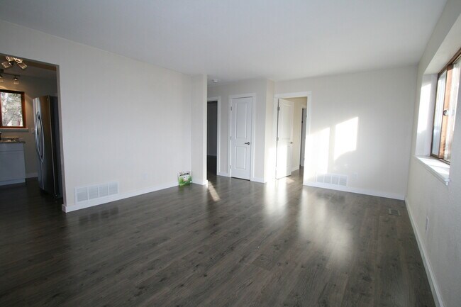 Building Photo - 3 Bedroom home close to downtown!