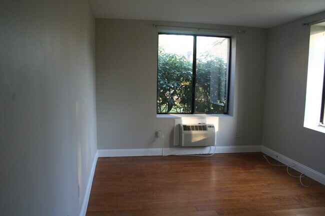 Building Photo - 1525 E Putnam Ave