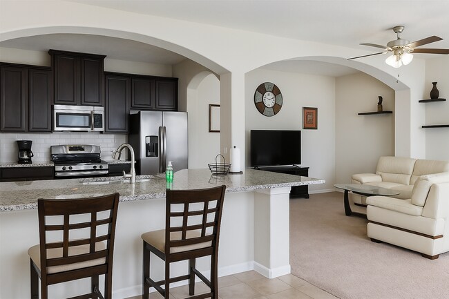 Cocina y sala de estar modernas - 8303 Greys Ln