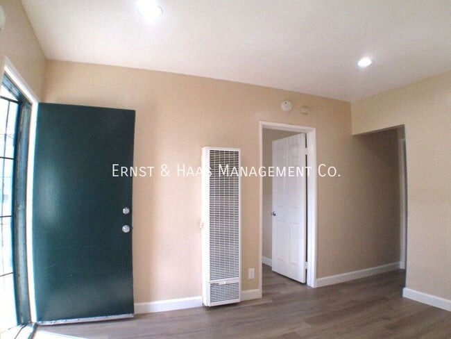 Foto del edificio - 815 E 9th St