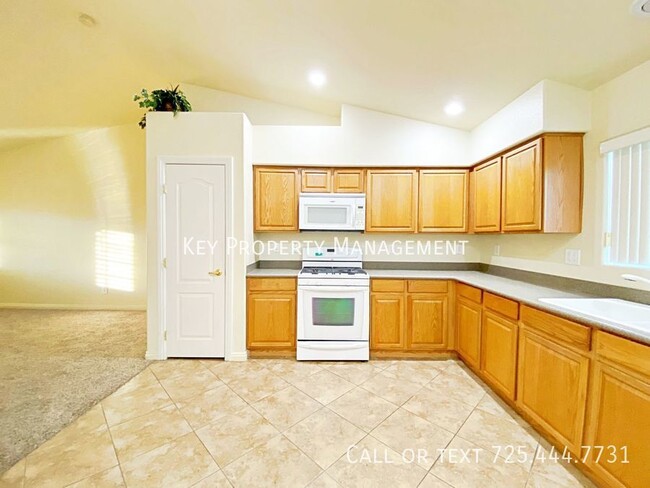 Building Photo - SINGLE STORY 2 BEDROOM TOWNHOME NEAR 215/N...