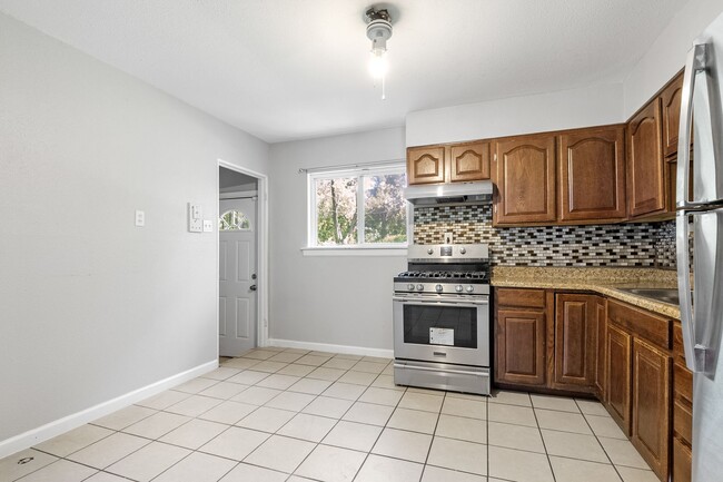 Building Photo - Section 8 Friendly | 3 bed 1 Bath on the W...