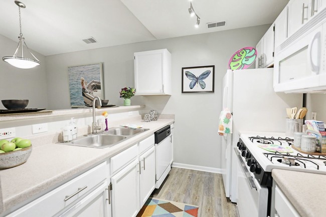 Bright, modern kitchen at Compass Pointe—where style meets everyday comfort. - Compass Pointe Apartments