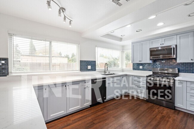 Building Photo - Experience the Perfect Blend of Comfort an...