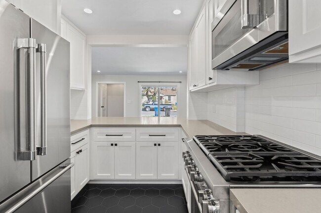 Building Photo - Single Story 3 Bedroom Home for Rent in Lo...