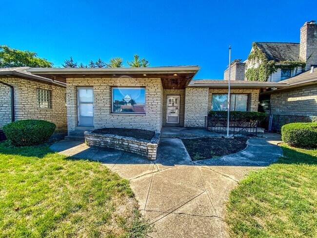 Building Photo - Remodeled Westgate Home with Attached Prof...