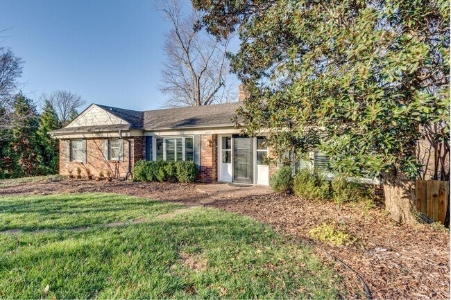 Foto del edificio - Spacious Green Hills Retreat | 3–4BR, 3BA ...