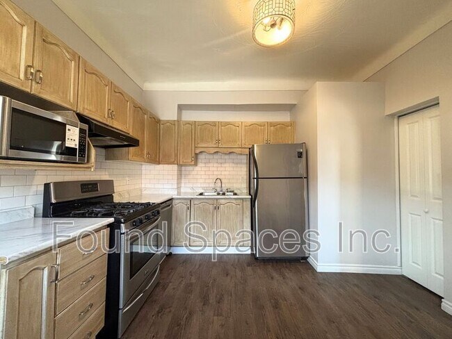 Building Photo - 460 King William St