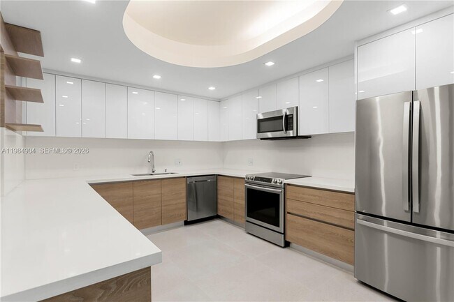 Building Photo - 1000 Venetian Way