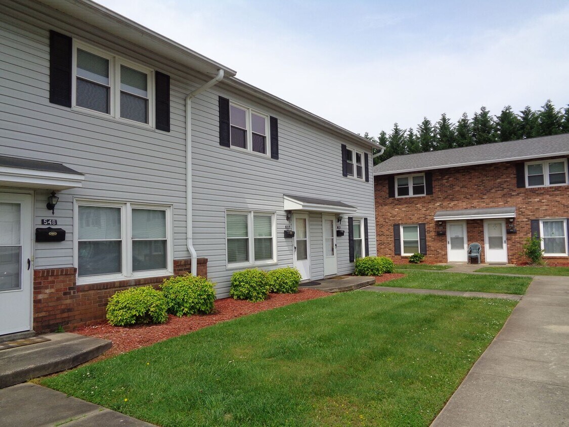 Primary Photo - Remodeled Townhouse Apartment in the Heart...