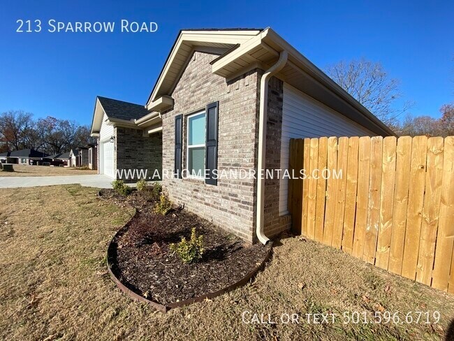 Building Photo - 213 Sparrow Road | $1595 | 3 beds, 2 full ...