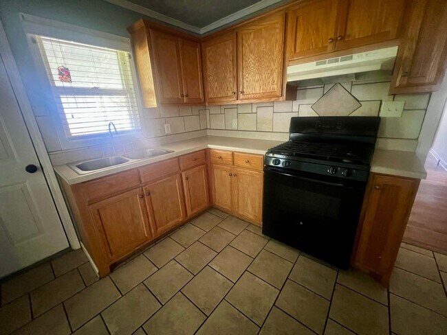 Building Photo - Adorable 2 bedroom home