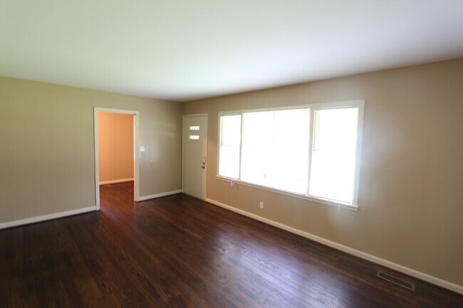 Foto del edificio - New On The Market with GREAT FEATURES!  Large 3 Bedroom PLUS Den!!