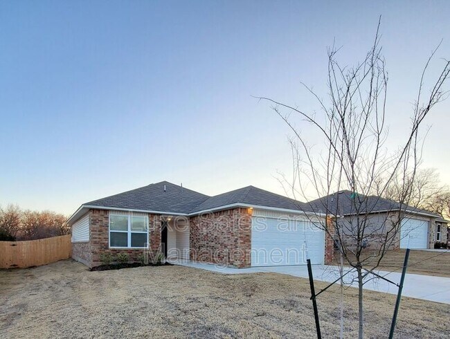 Building Photo - 904 River Run Dr