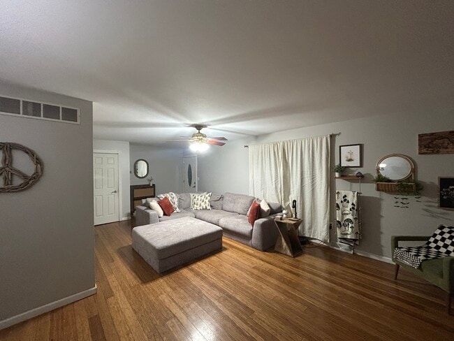 Foto del edificio - 479 Meadow Ln