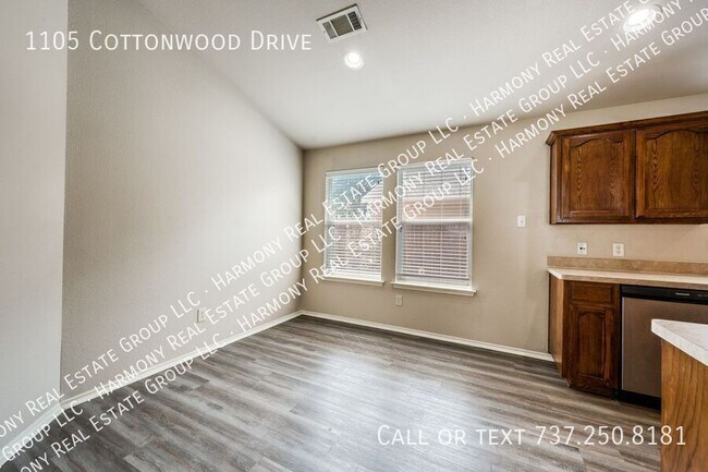 Building Photo - 1105 W Cottonwood Dr
