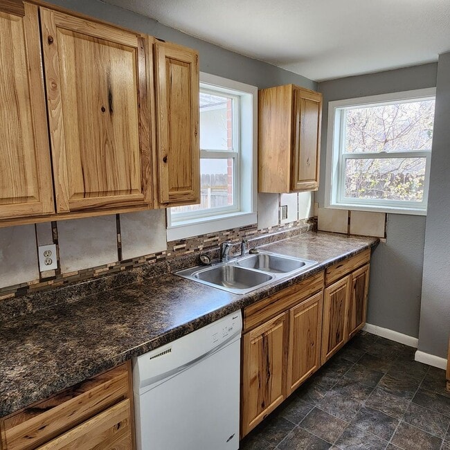 Building Photo - Cute & Cozy 2 Bedroom House