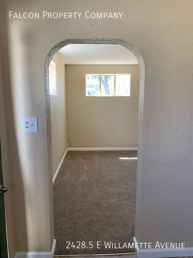 Building Photo - Lower Level Duplex near The Olympic Traini...